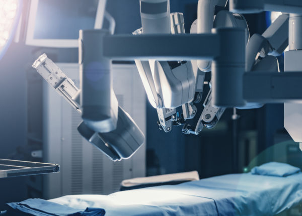 Robot chirurgical dans une salle d'opération
