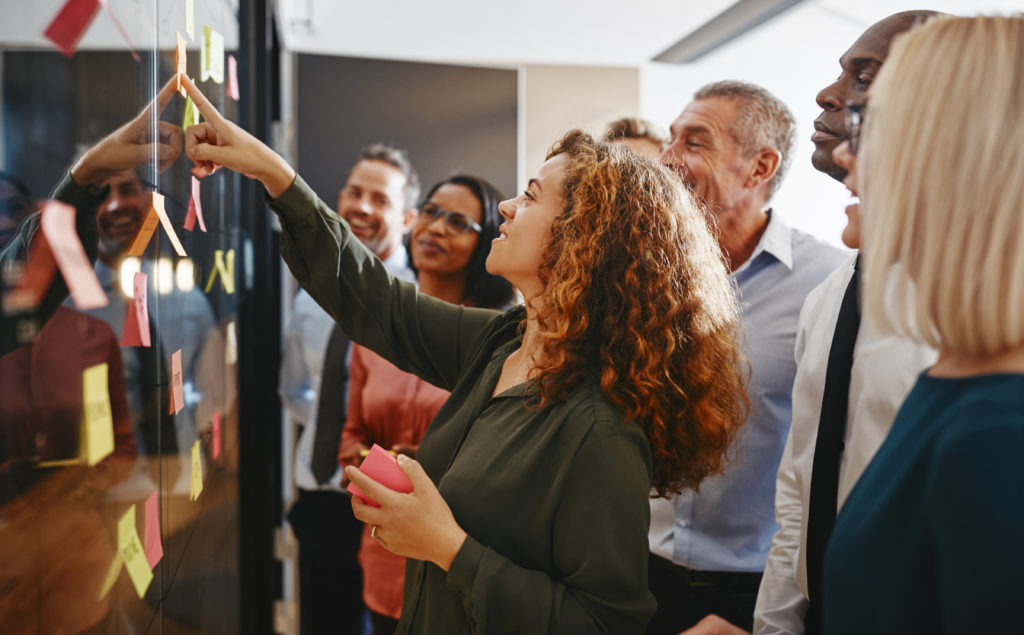 Groupe de personnes observant des papillons adhésifs sur un tableau