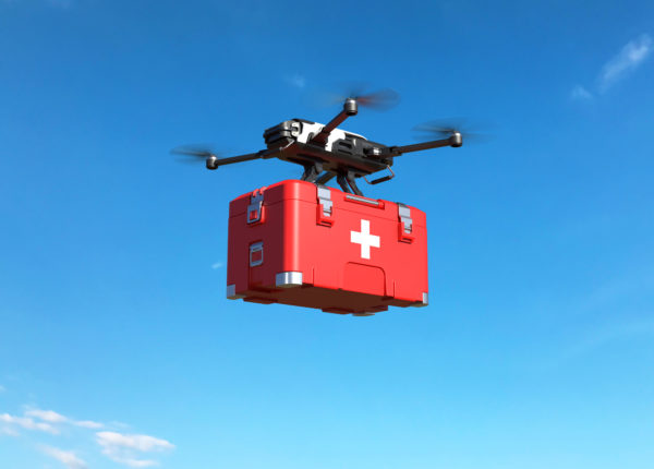Drone avec une trousse de premiers soins volant dans le ciel