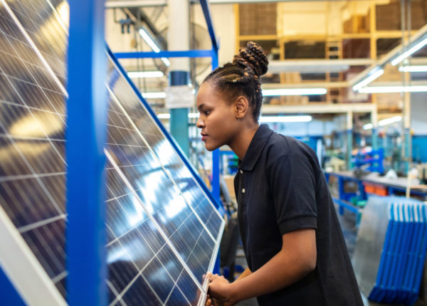 Femme devant un panneau solaire